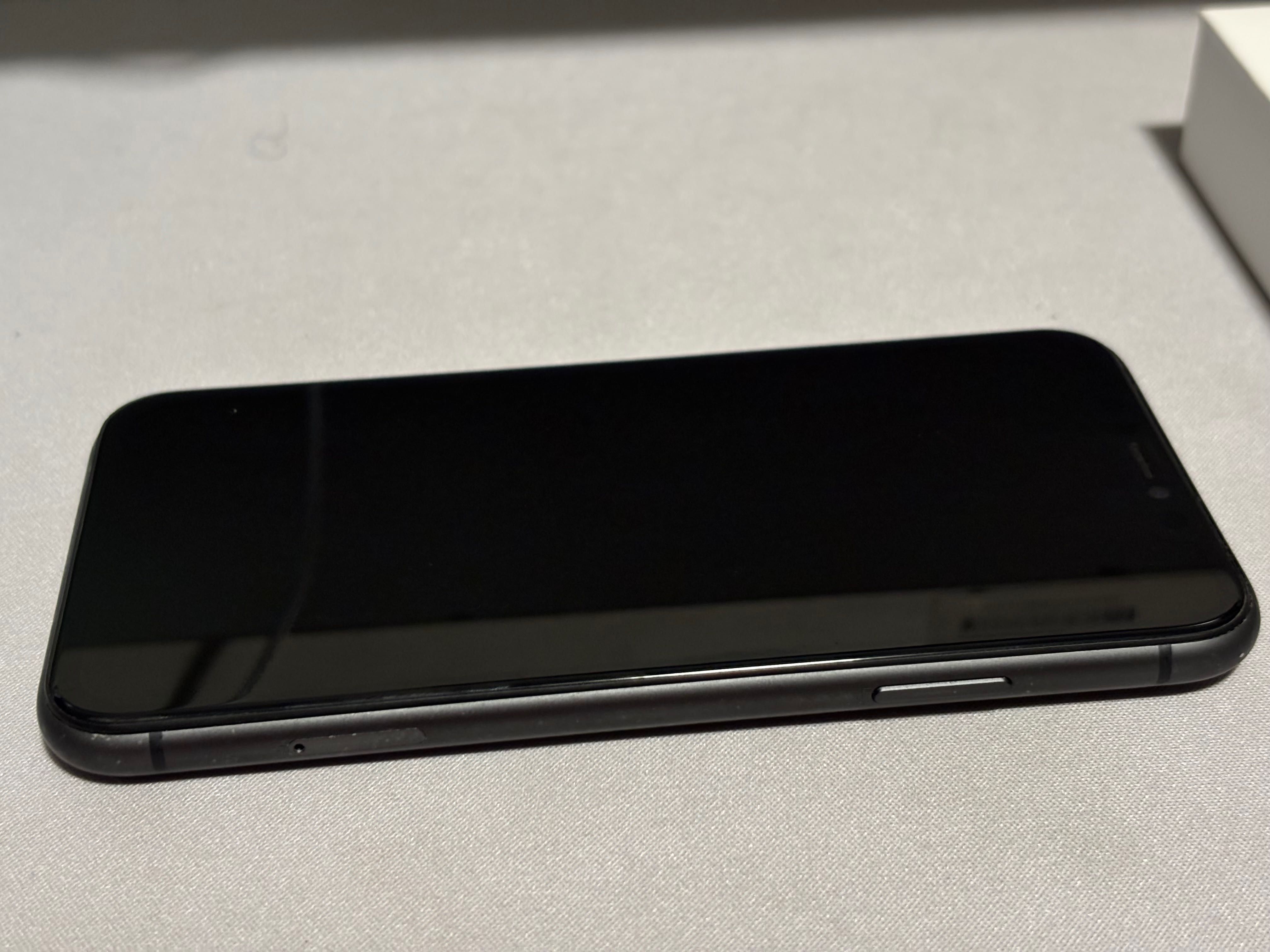 iPhone 11 (usado) na caixa com cabo