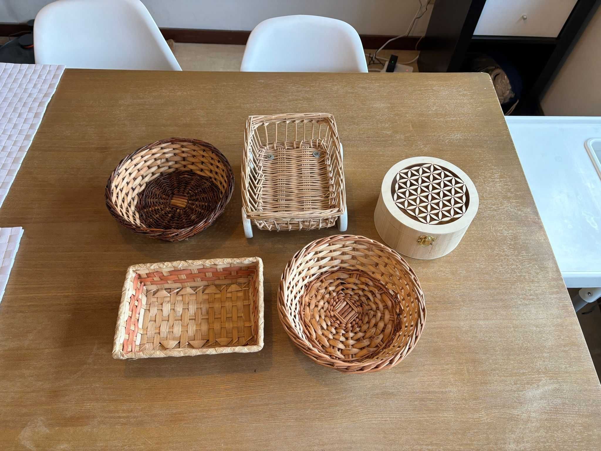Conjunto de 4 cestos e uma caixa em madeira