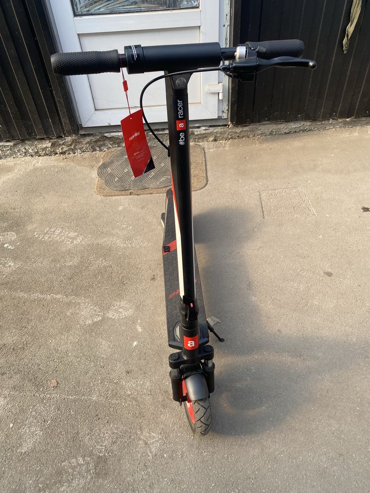 Електросамокат Aprilia eSR2 350W