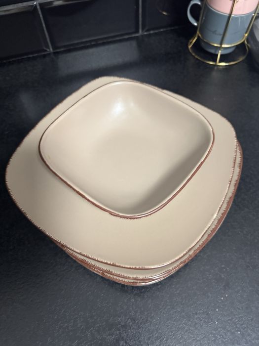 Zestaw talerzy obiadowych 4 szt. + miseczka