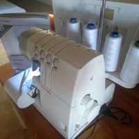 Máquina de costura de chulear