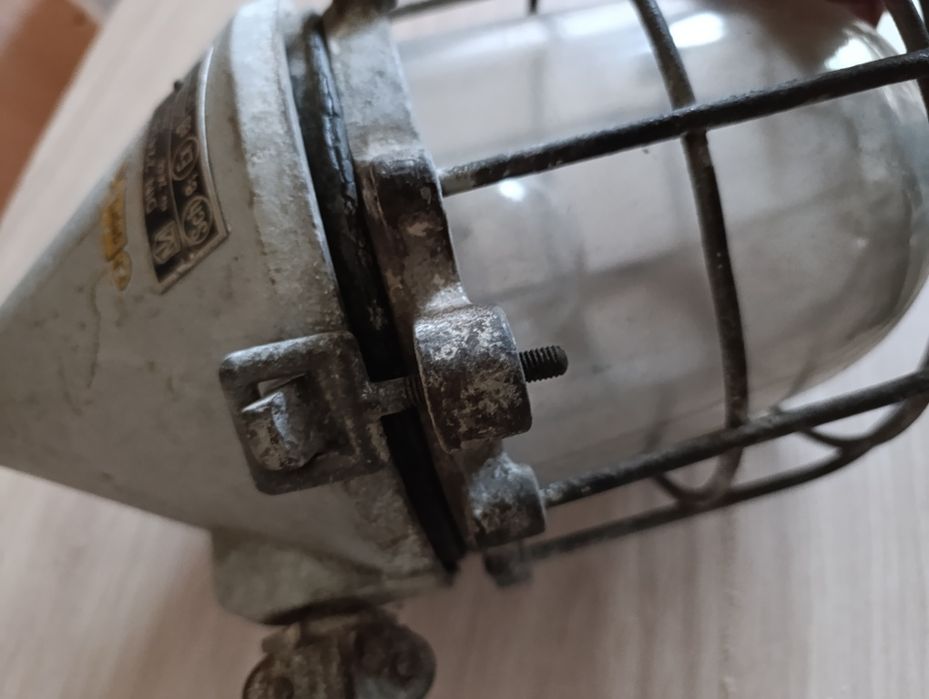 Lampa przemysłowa stylu industrialna