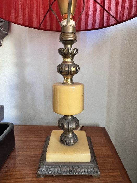 Candeeiro de mesa antigo com abat-jour classico