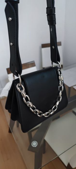 Сумка кросбаді із ланцюгом