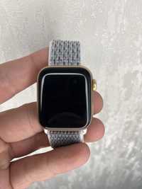 Apple Watch SE 40mm Gold Aluminum Case with Gray Sport Loop