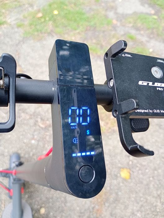 Продам електросамокат Mi Electric Scooter PRO 4