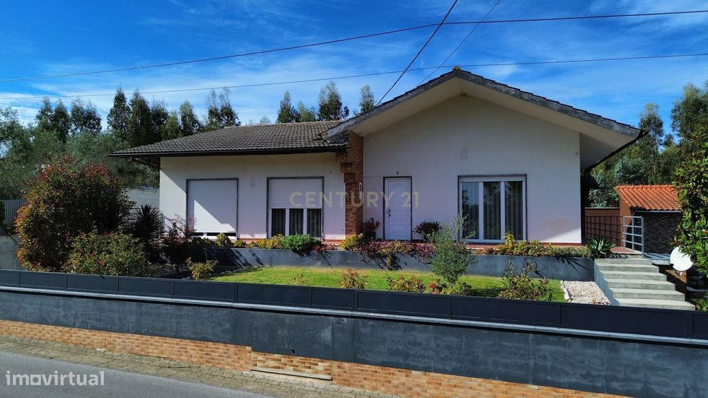 Moradia familiar e acolhedora com Jardim e Anexos - tipo T3, situada e