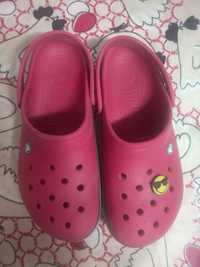 Crocs vermelhas com pin M9 e W11