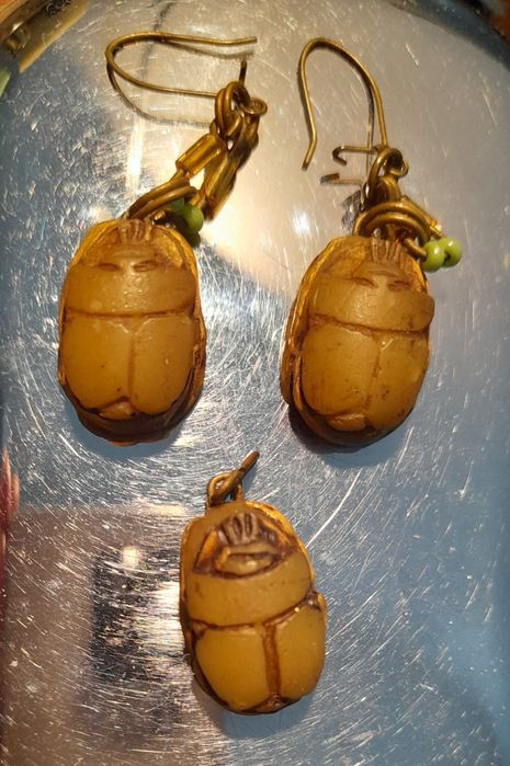 Brincos e pingente em forma de escaravelho egípcio