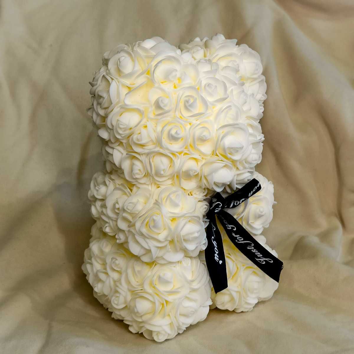 Ведмідь з вічних молочних (білих) троянд 25 См Ведмедик з квітів