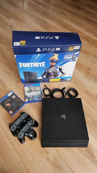 PS4 Pro CUH-7216B + 2 pady + 2 gry + stacja ładowania + okablowanie
