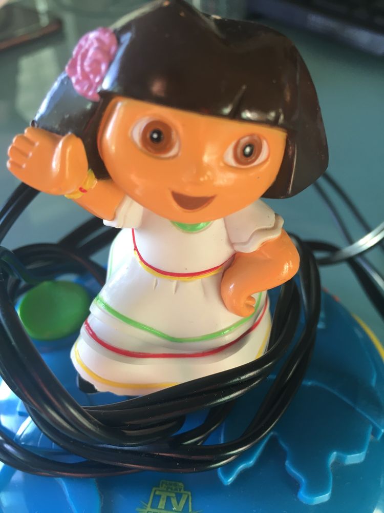 Jogo da Dora para televisão com cabo de conexão à TV