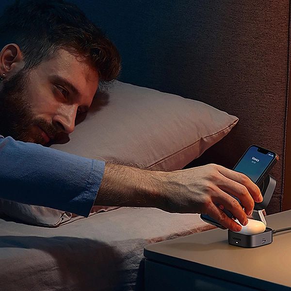 Ładowarka Ugreen W702 indukcyjna 3w1 z MagSafe / Qi2 i portem USB-C na