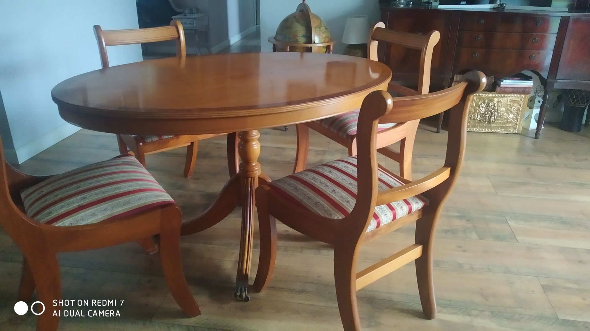 Stół z 4 krzesłami że