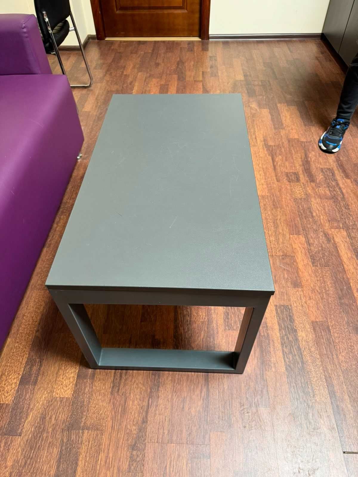 Диван та столик для офісу