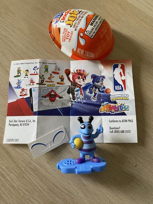 Figurka z kolekcji NBA «Charlotte Hornets» z Kinder Joy 2023
