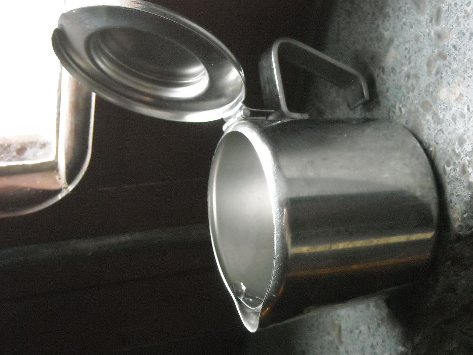 Pequena cafeteira bule leiteira em inox