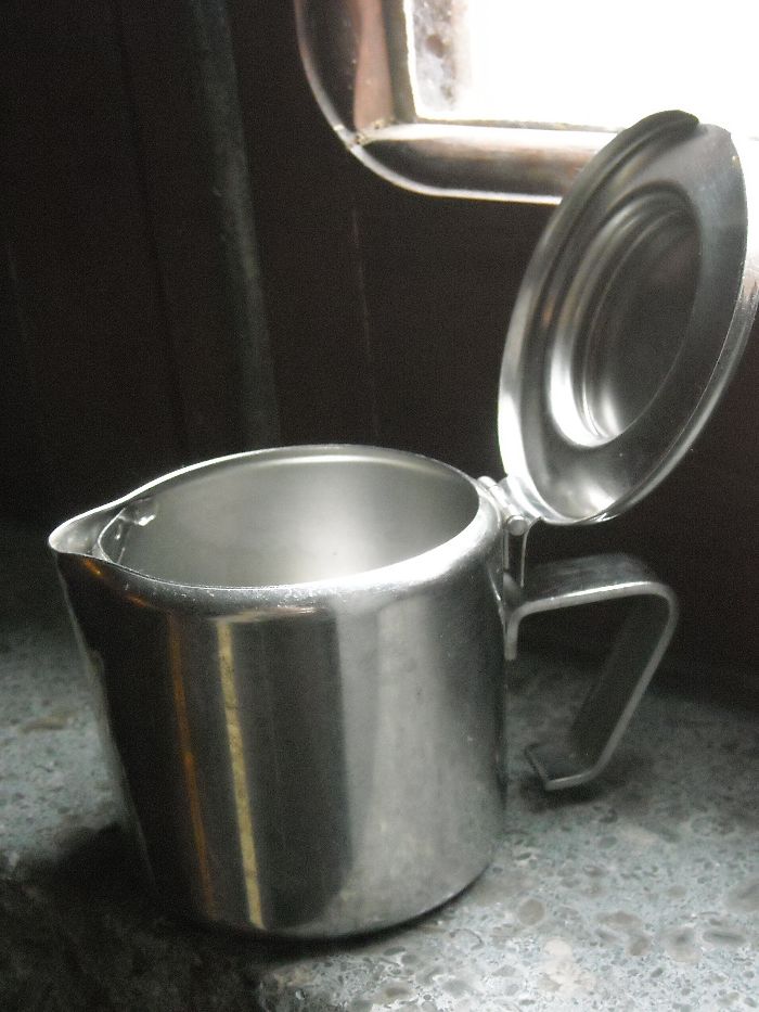 Pequena cafeteira bule leiteira em inox