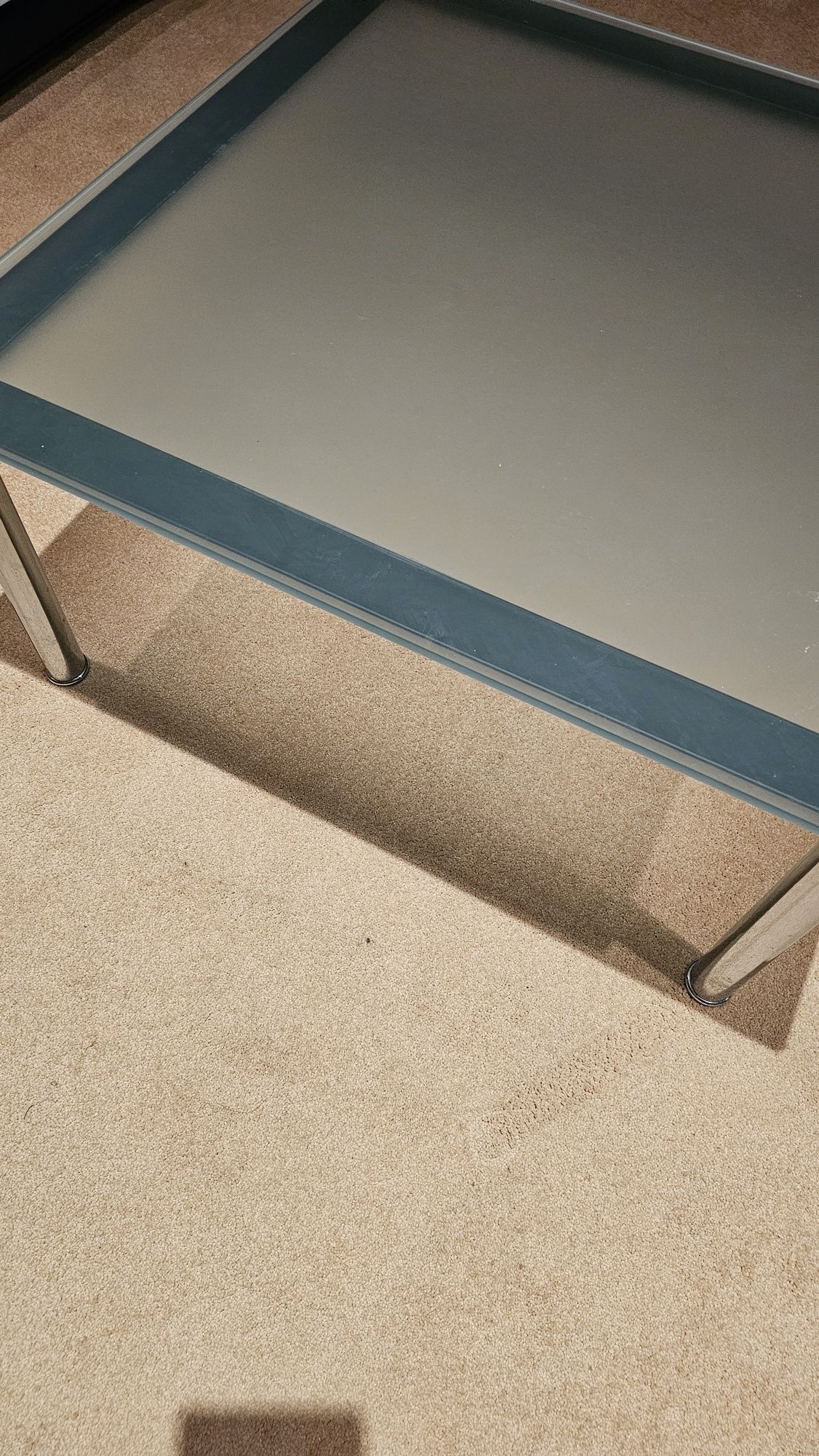 Mesa quadrado com tampo de vidro