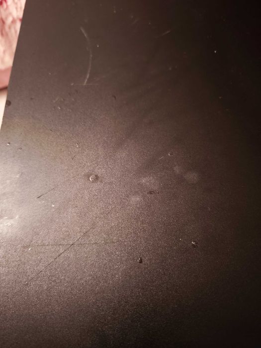 Secretária preta com gavetas rosa e brancas