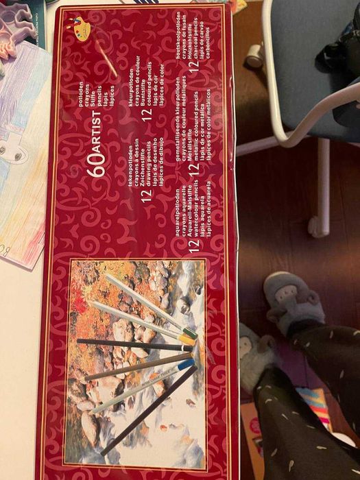 Vou vender lápis.  pastas de papelaria.  carros de brinquedo  cartões