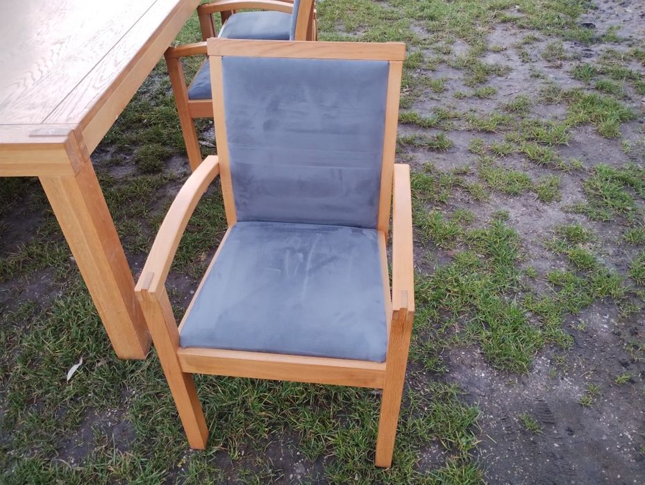 Stół drewniany z krzesłami