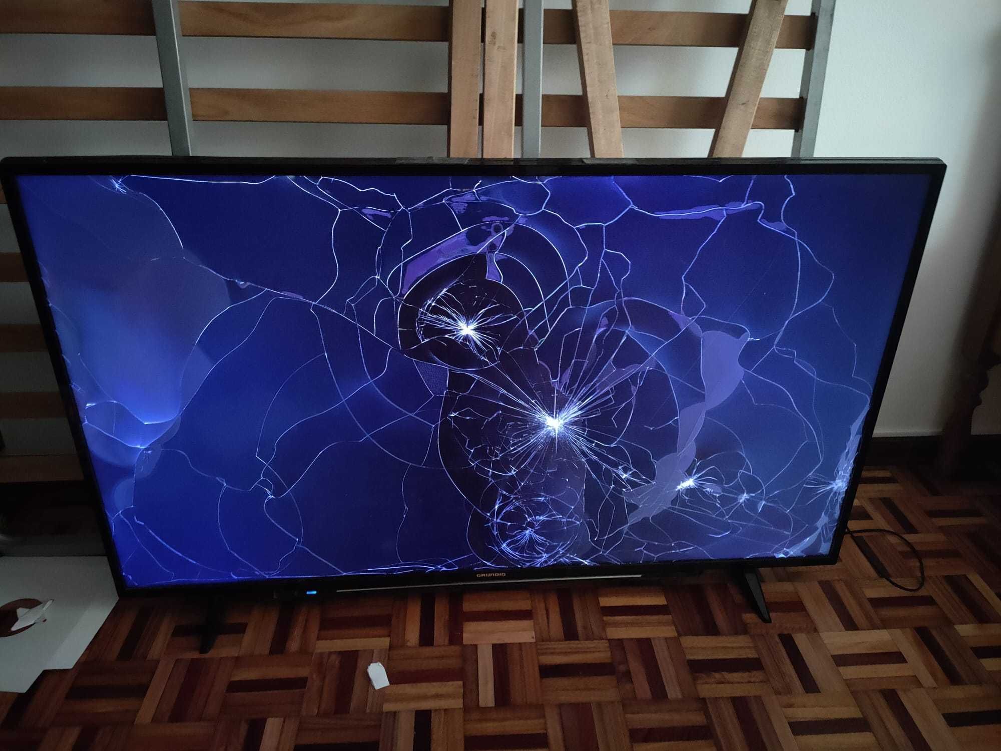 Televisão Grundig 55', modelo 55VLX7810BP, para peças (ecrã partido)