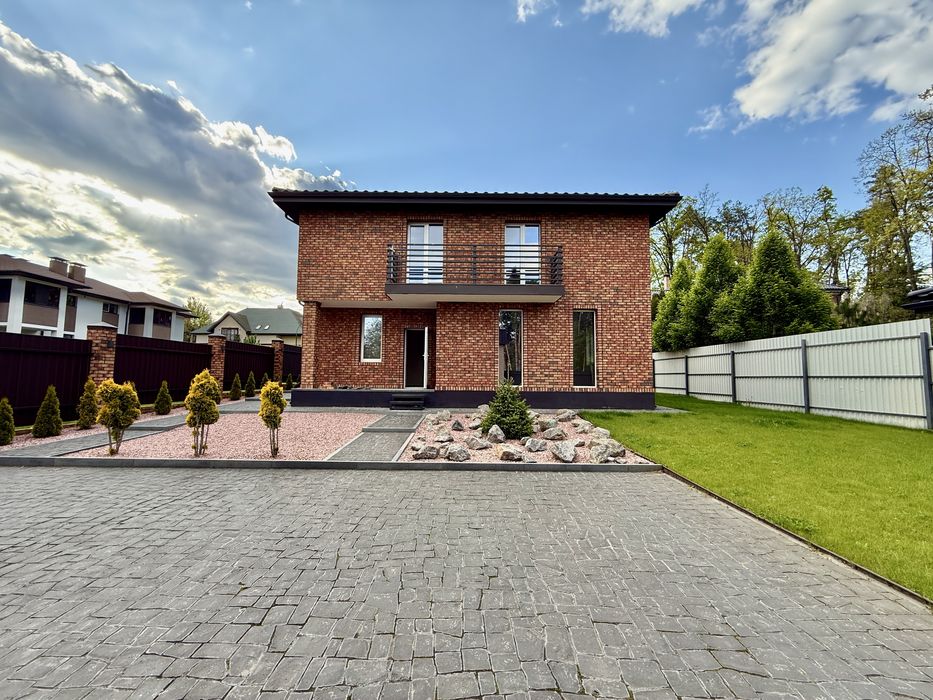 Будинок у Стоянці з гаражем! Внутрішнє оздоблення та ландшафт!