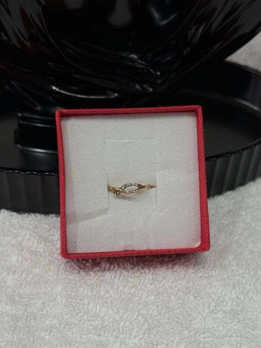 Złoty pierścionek 585, rozmiar 14 1.2 g, brak jednej cyrkonii