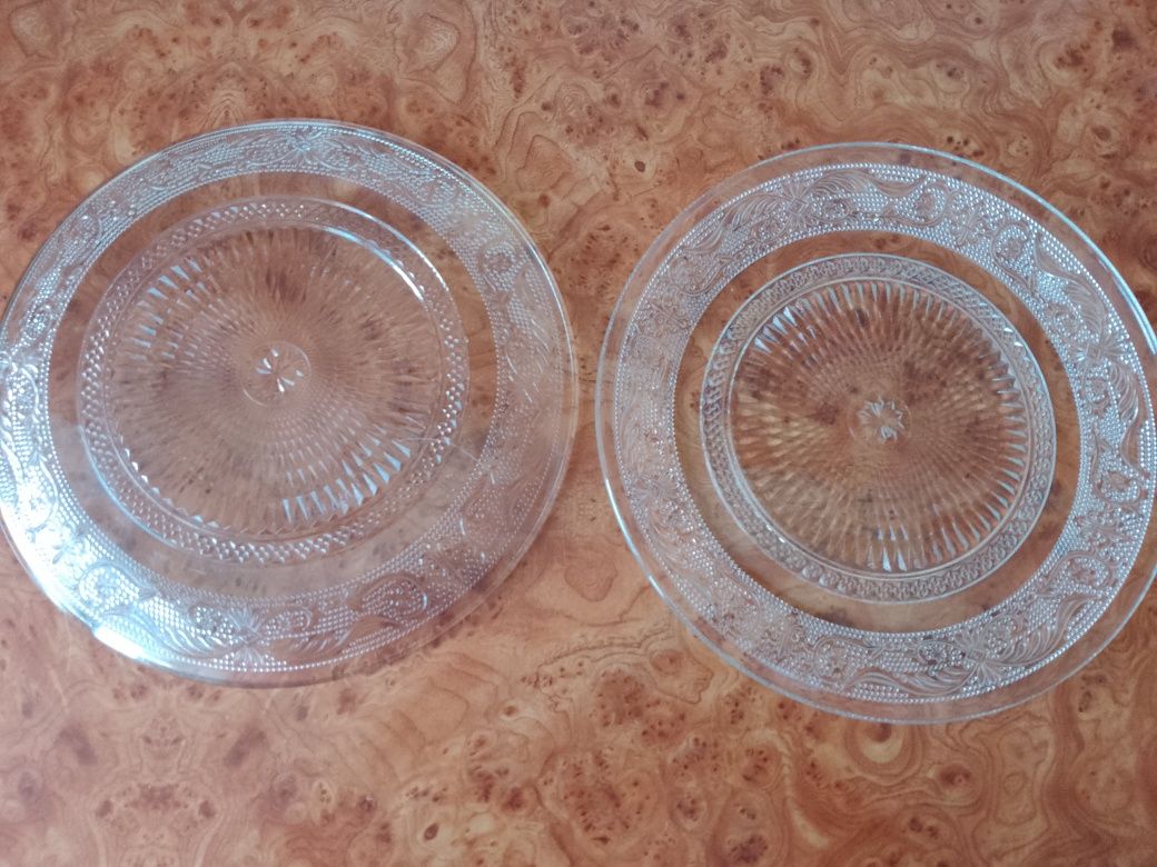2 talerzyki szklane - nowe, średnica 20 cm.
