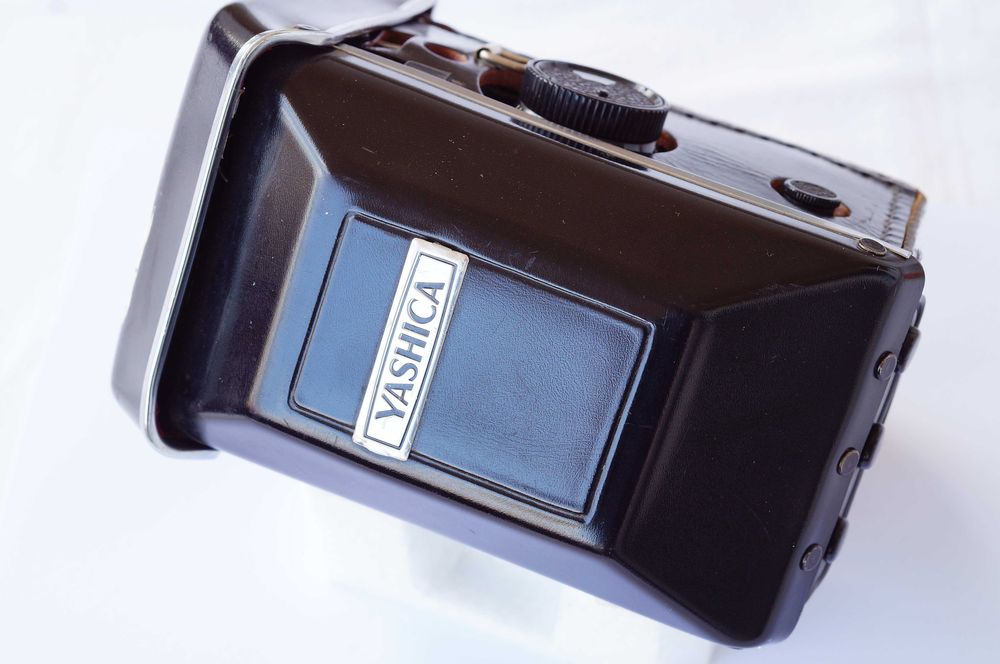 Aparat Yashica MAT-124 G w ładnym stanie z futerałem