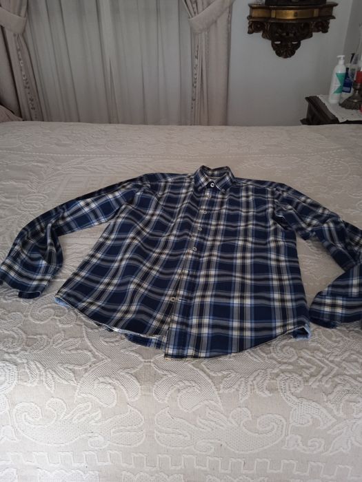 Camisa de homem em tons de azul. Nova