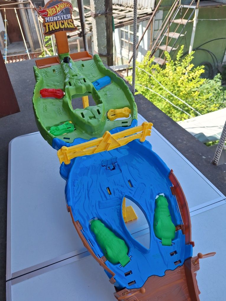 Трек Hot Wheels Monster Trucks гонки титанов