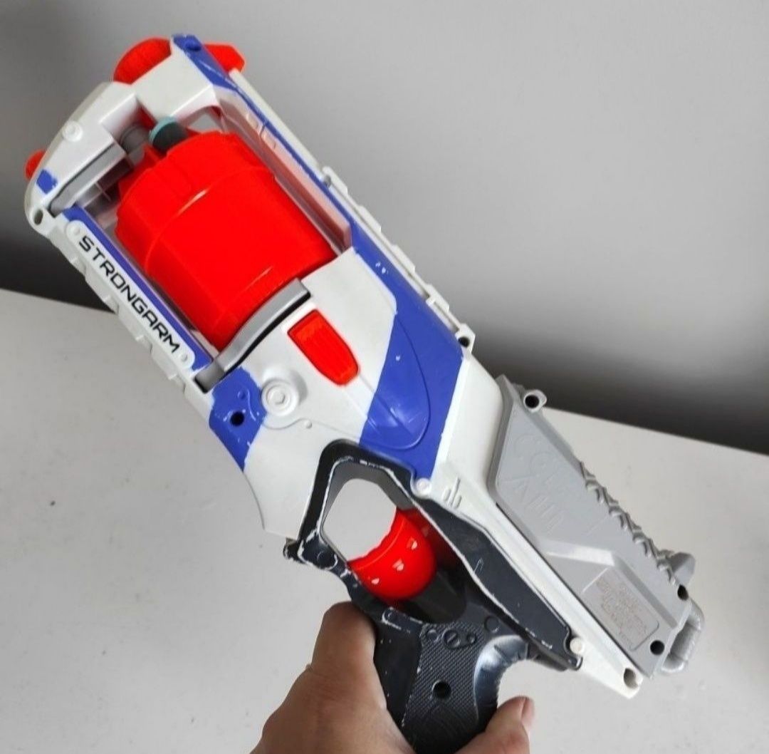 Nerf mega duży pistolet na strzałki.