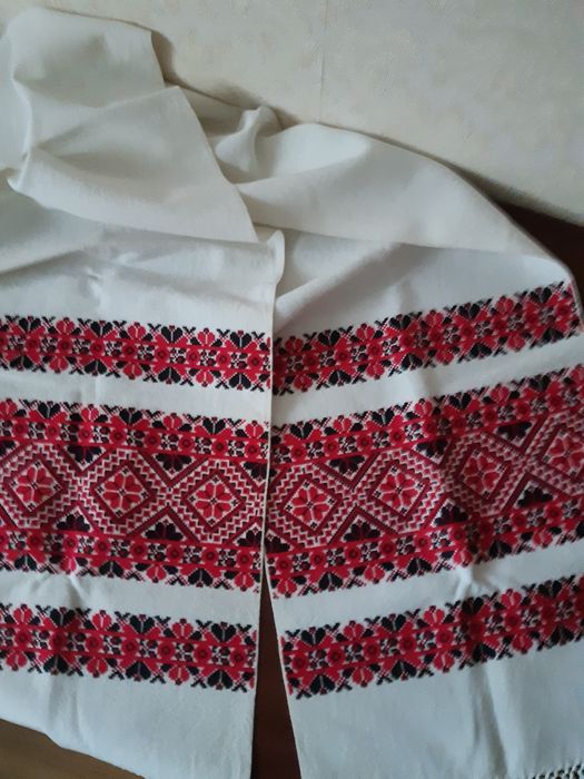 Вишитий червоний рушник