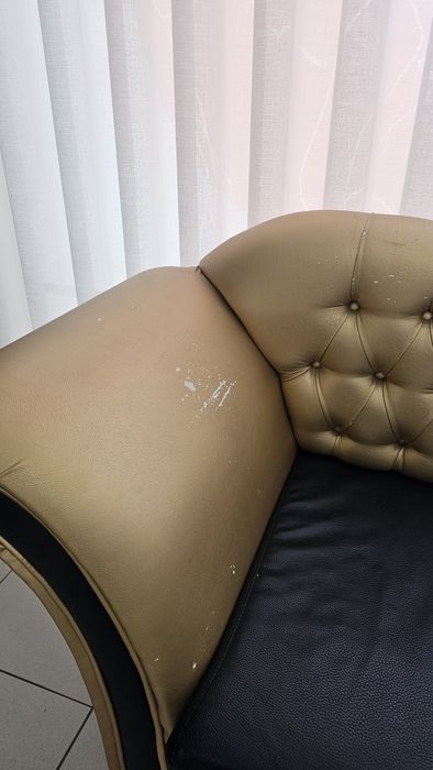 Sofá preto com dourado