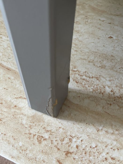 Stolik IKEA z szklanym blatem – szary liatorp