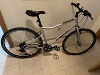 B'TWIN: Bicicleta de Trekking Riverside 120 Cinza