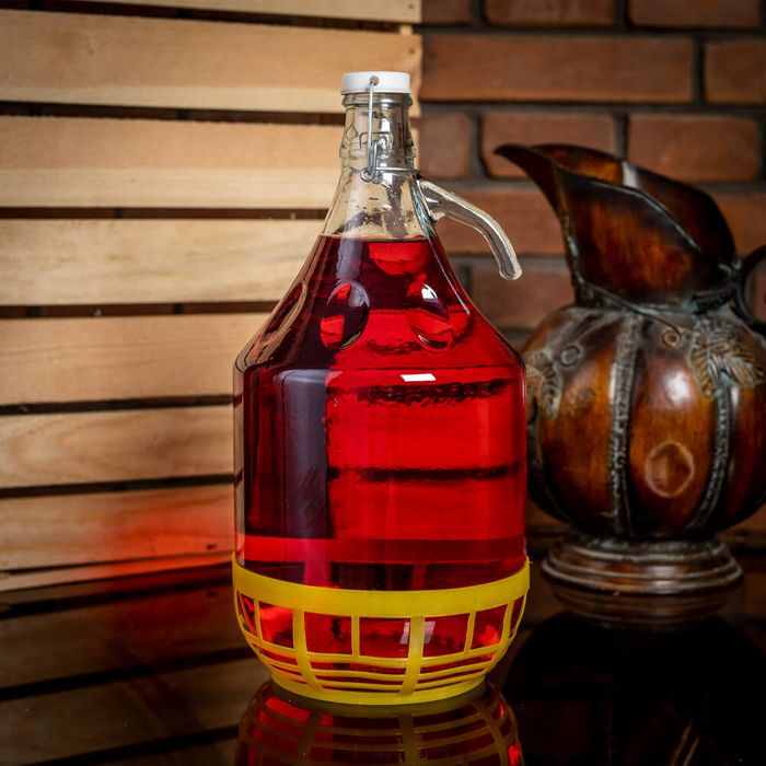 Zestaw 6 szt gąsior 5 l - dama na wino w koszyku + korki mechaniczne