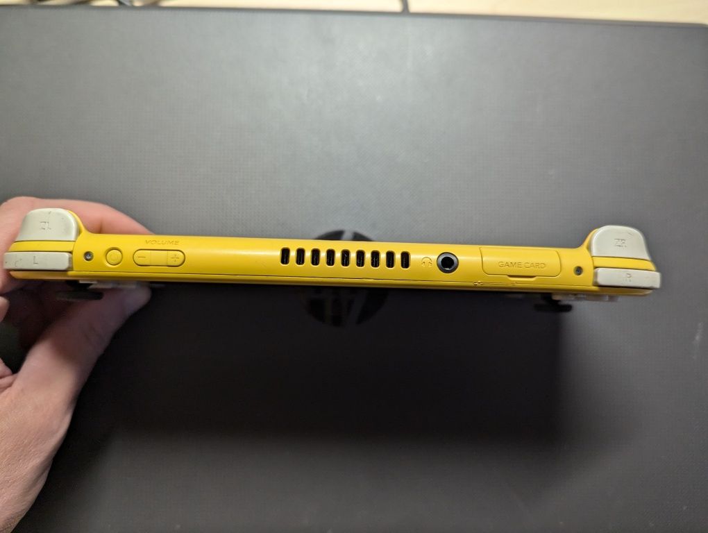Продам Nintendo switch lite з іграми та зарядним