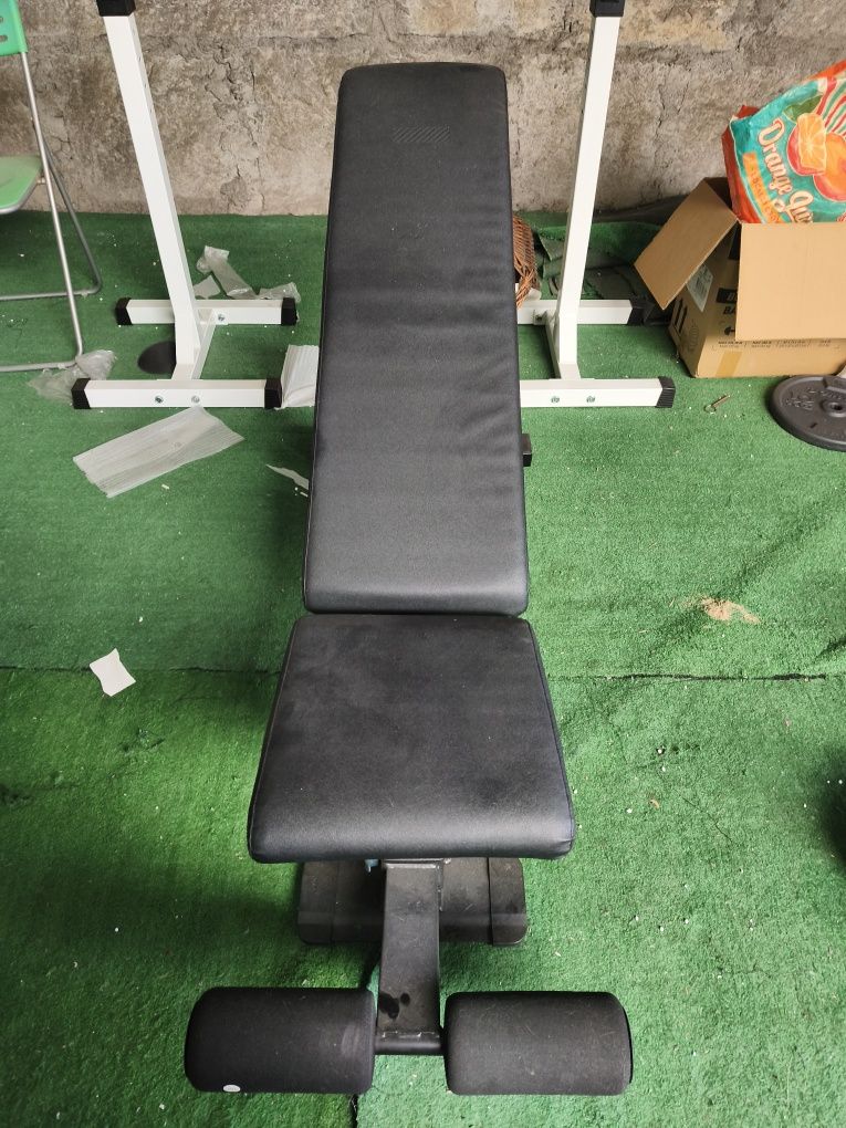 Halteres, barra, rack, banco para desporto