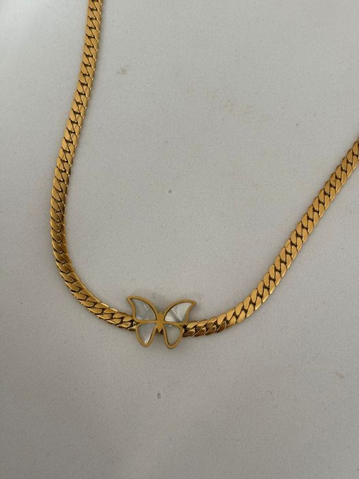 Colar dourado borboleta