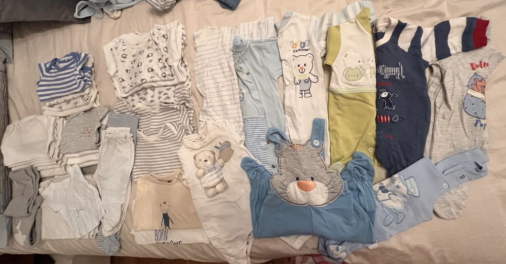 Lote de body e babygrows.