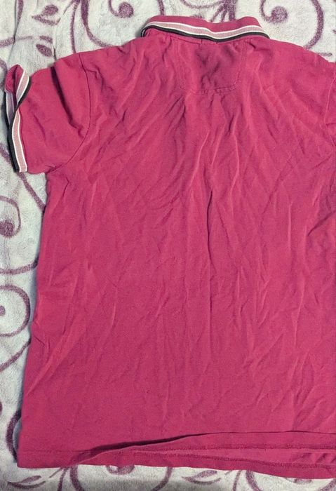 Футболка Hugo Boss рожевого кольору чоловіча,
З воротником на пуговиця