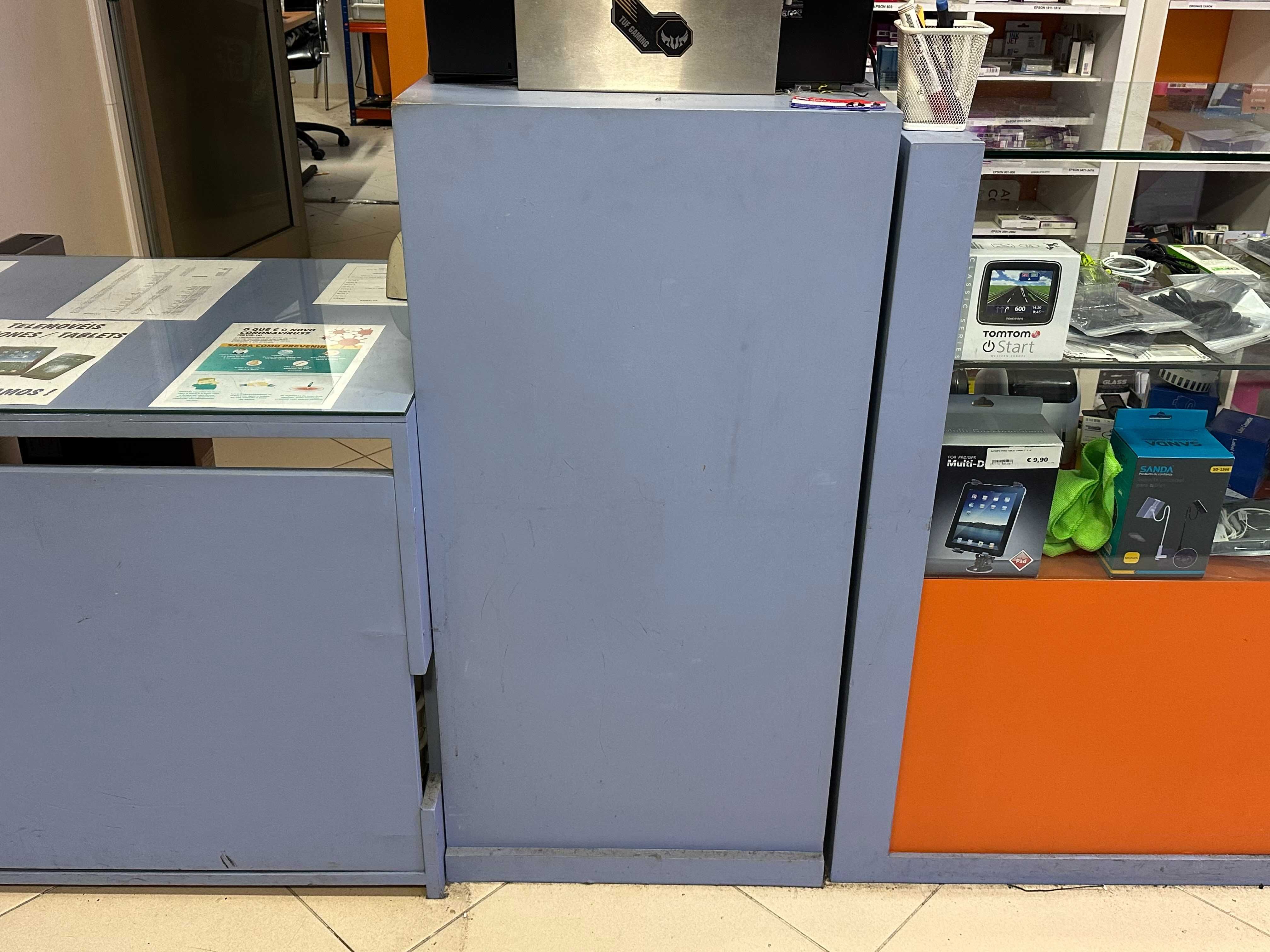 Balcão de loja c/Vitrine + 3 modulos