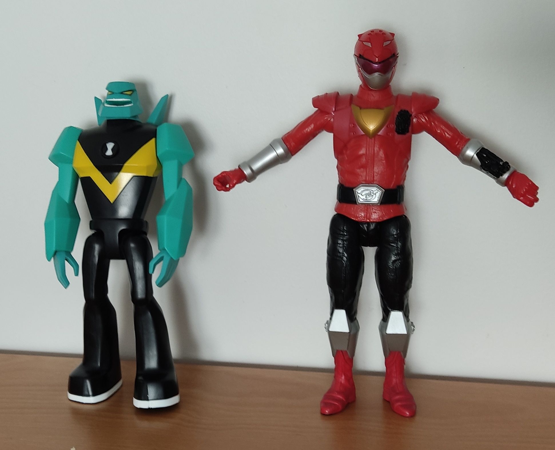 2 bonecos articulados - Ben 10 e Power ranger