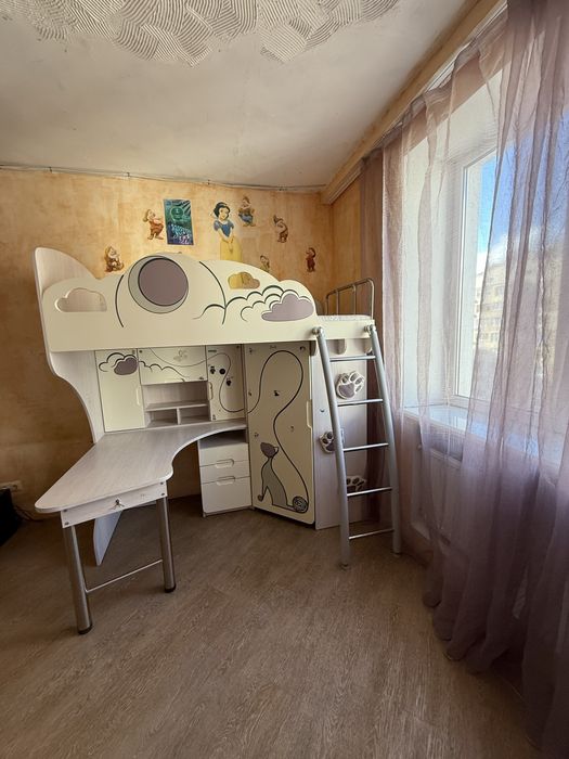 Комплект мебели для комнаты девочки