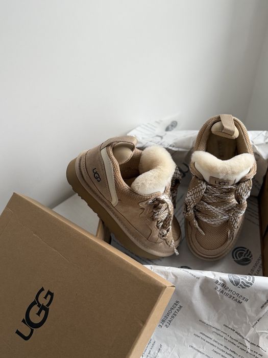 В наявності 36,37 розміри UGG кросівки