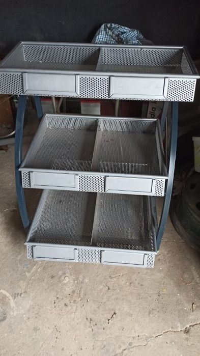 Regał metalowy na kolkach