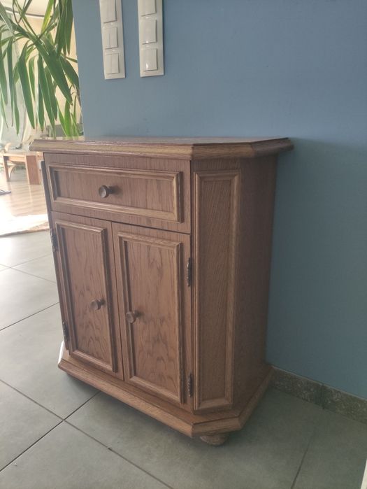 Mała, zgrabna komoda